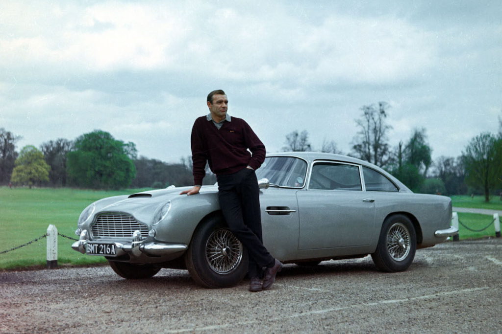 Sean Connery posando junto con el Aston Martin DB5 de la película de James Bond "Goldfinger".